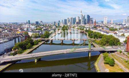 Centro di Francoforte e ponti sul fiume meno, Francoforte, Germania Foto Stock