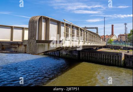 North Junction Lock Bridge si apre per consentire alle barche di passare tra Cumberland Basin e il Floating Harbour a Bristol UK Foto Stock