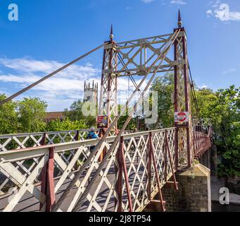 Jail Ferry Bridge un importante incrocio per pedoni e ciclisti del fiume Avon New Cut a Bristol UK Foto Stock