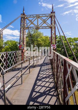 Jail Ferry Bridge un importante incrocio per pedoni e ciclisti del fiume Avon New Cut a Bristol UK Foto Stock