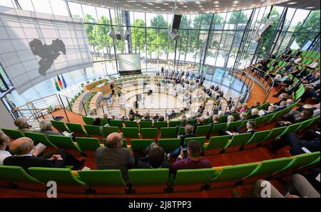 Dresda, Germania. 18th maggio 2022. Vista della sala plenaria durante la celebrazione del parlamento sassone in occasione dei 30 anni della costituzione sassone. Il 26 maggio 1992, il parlamento di Stato ha adottato la costituzione sassone, entrata in vigore il 6 giugno. Credit: Robert Michael/dpa/Alamy Live News Foto Stock