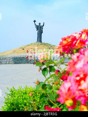 Hill of Fame e Madre Motherland monumento con fiori in primo piano Cherkasy, Ucraina Foto Stock