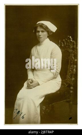 Originale WW1 era studio cartolina ritratto di un attraente infermiera datata 1916 sul fronte, e con il miglior amore per Maud da Rose, gennaio 1916 scritto sul retro. Dallo studio di Emberson & Son, 12 Oxford St., Londra, Regno Unito Foto Stock
