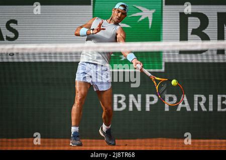 Parigi, Francia, Francia. 18th maggio 2022. Rafael NADAL di Spagna durante una sessione di allenamento di Roland-Garros 2022, French Open 2022, torneo di tennis Grand Slam allo stadio Roland-Garros il 18 maggio 2022 a Parigi, Francia. (Credit Image: © Matthieu Mirville/ZUMA Press Wire) Credit: ZUMA Press, Inc./Alamy Live News Foto Stock