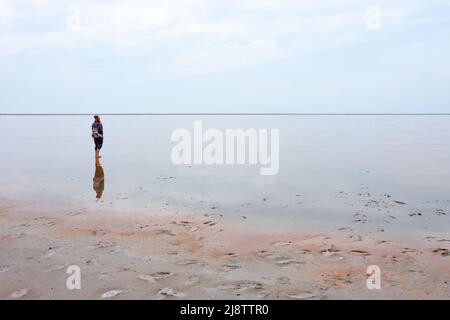 Una giovane ragazza sul lago Koyashskoe. Opusky Reserve, Crimea, Russia Foto Stock