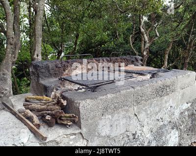 Area barbecue attrezzata sull'isola per tutti coloro che vogliono avere un buon tempo senza infrangere la legge Foto Stock