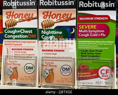 Grovetown, GA USA - 04 15 22: Negozio al dettaglio medicina sezione Robitussin Honey Foto Stock