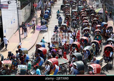 Dhaka, Dhaka, Bangladesh. 18th maggio 2022. Gli ingorghi e le temperature estreme hanno sconvolto la vita pubblica a Dhaka. (Credit Image: © Syed Mahabubul Kader/ZUMA Press Wire) Foto Stock