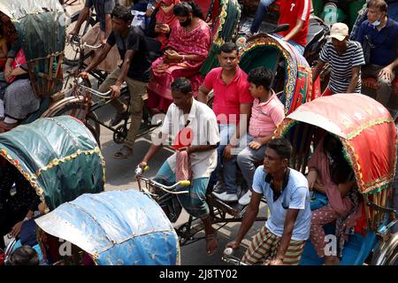 Dhaka, Dhaka, Bangladesh. 18th maggio 2022. Gli ingorghi e le temperature estreme hanno sconvolto la vita pubblica a Dhaka. (Credit Image: © Syed Mahabubul Kader/ZUMA Press Wire) Foto Stock