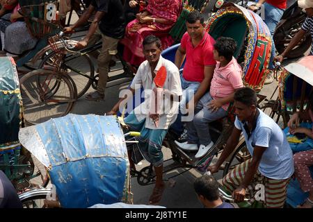 Dhaka, Dhaka, Bangladesh. 18th maggio 2022. Gli ingorghi e le temperature estreme hanno sconvolto la vita pubblica a Dhaka. (Credit Image: © Syed Mahabubul Kader/ZUMA Press Wire) Foto Stock