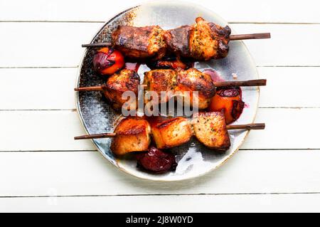 Carne succosa, barbecue. Deliziosi kebab fritti su spiedini. Spiedini grigliati Foto Stock