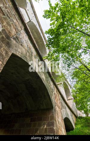 Breitenstein: Semmeringbahn (Ferrovia di Semmering), viadotto Wagnergrabenviadukt (Wagnergraben Viadukt) in Wiener Alpen, Alpi, Niederösterreich, basso Aus Foto Stock