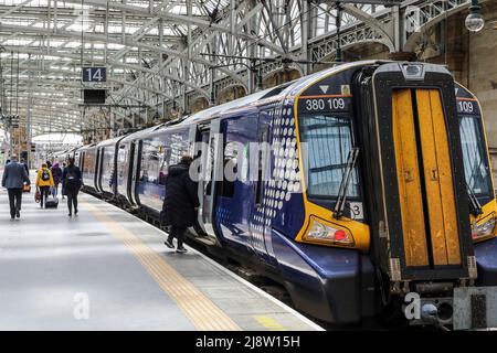 Treno elettrico Scotrail presso una piattaforma alla stazione centrale di Glasgow, Glasgow, Scozia, Regno Unito Foto Stock