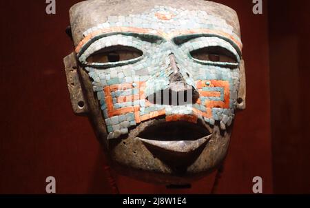 Maschera Precolumbian da Malinaltepec Messico. Questa maschera è realizzata con pietra verde e inserti a serpentina, amazonite, turchese, conchiglia e ossidiana Foto Stock
