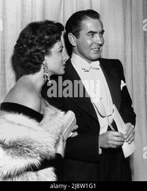 Tyrone Power, moglie Linda Christian, 26th Academy Awards -1954. Riferimento file n. 34145-829THA Foto Stock