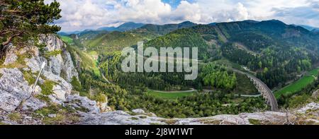 Breitenstein: Semmeringbahn (Ferrovia di Semmering), parete rocciosa Polleroswand, viadotto Kalte-Rinne-Viadukt sulla valle Kalte Rinne in Wiener Alpen, Alpi, Ni Foto Stock