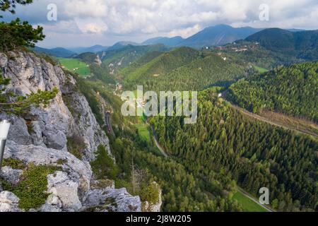 Breitenstein: Semmeringbahn (Ferrovia di Semmering), parete rocciosa Polleroswand, treno Railjet delle Ferrovie ceche, valle Adlitzgraben a Wiener Alpen, Alpi, N Foto Stock