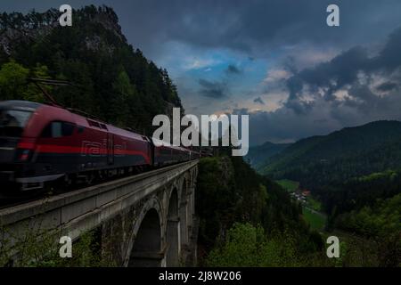 Breitenstein: Semmeringbahn (ferrovia di Semmering), viadotto Krausel-Klause-Viadukt, parete rocciosa Spießwand, treno Railjet a Wiener Alpen, Alpi, Niederöste Foto Stock