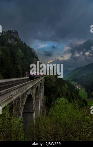 Breitenstein: Semmeringbahn (ferrovia di Semmering), viadotto Krausel-Klause-Viadukt, parete rocciosa Spießwand, treno Railjet a Wiener Alpen, Alpi, Niederöste Foto Stock