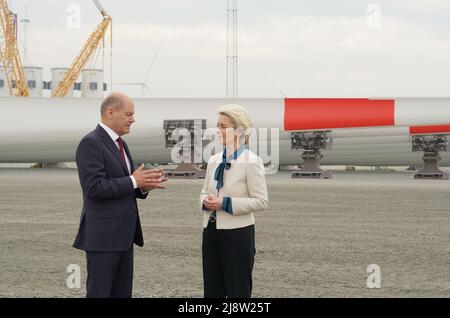 Ebsbjerg, Danimarca. 18th maggio 2022. Il cancelliere tedesco OLAF Scholz (SPD) e Ursula von der Leyen, presidente della Commissione europea, parlano al porto di Ejsberg durante il vertice sul Mare del Nord con Danimarca, Germania, Paesi Bassi e Belgio. Il primo ministro danese aveva invitato i suoi omologhi nel porto di Ebsbjerg, che era un centro dell'industria petrolifera e del gas e dove turbine e pale del rotore sono ora fabbricate e spedite in tutto il mondo. Credit: Larissa Schwedes/dpa/Alamy Live News Foto Stock