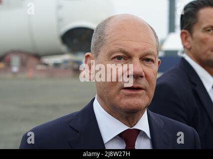 Ebsbjerg, Danimarca. 18th maggio 2022. Il cancelliere tedesco OLAF Scholz (SPD) si trova nel porto di Ejsberg durante il vertice del Mare del Nord con Danimarca, Germania, Paesi Bassi e Belgio. Il primo ministro danese aveva invitato i suoi omologhi nel porto di Ebsbjerg, che era un centro dell'industria petrolifera e del gas e dove turbine e pale del rotore sono ora fabbricate e spedite in tutto il mondo. Credit: Larissa Schwedes/dpa/Alamy Live News Foto Stock