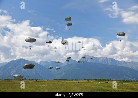 Pordenone, Italia. 17th maggio 2022. I paracadutisti dell'esercito degli Stati Uniti assegnati al Battaglione di supporto della Brigata, 173rd Brigata aerea, conducono un'operazione di trasporto aereo da un aereo dell'aeronautica degli Stati Uniti 86th dell'ala C-130 di Hercules sulla zona di goccia di Juliet, 17 maggio 2022 a Pordenone, Italia. Credito: Paolo Bovo/USA Army/Alamy Live News Foto Stock