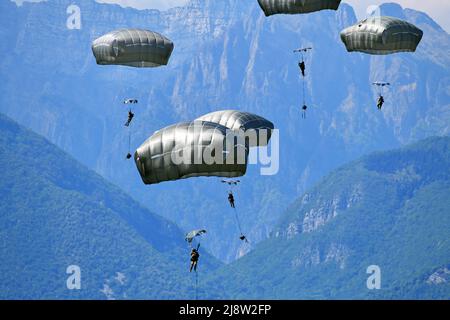 Pordenone, Italia. 17th maggio 2022. I paracadutisti dell'esercito degli Stati Uniti assegnati al Battaglione di supporto della Brigata, 173rd Brigata aerea, conducono un'operazione di trasporto aereo da un aereo dell'aeronautica degli Stati Uniti 86th dell'ala C-130 di Hercules sulla zona di goccia di Juliet, 17 maggio 2022 a Pordenone, Italia. Credito: Paolo Bovo/USA Army/Alamy Live News Foto Stock