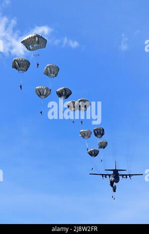 Pordenone, Italia. 17th maggio 2022. I paracadutisti dell'esercito degli Stati Uniti assegnati al Battaglione di supporto della Brigata, 173rd Brigata aerea, conducono un'operazione di trasporto aereo da un aereo dell'aeronautica degli Stati Uniti 86th dell'ala C-130 di Hercules sulla zona di goccia di Juliet, 17 maggio 2022 a Pordenone, Italia. Credito: Paolo Bovo/USA Army/Alamy Live News Foto Stock