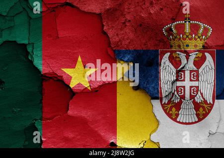 Bandiere del Camerun e della Serbia dipinte su pareti incrinate Foto Stock