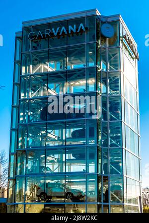 Carvana auto distributore automatico torre di vetro pieno di veicoli da raccogliere con marchio e logo e cielo blu chiaro in una luminosa giornata di sole a Charlotte. Foto Stock