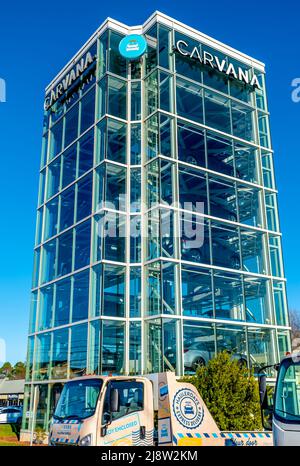 Carvana auto distributore automatico torre di vetro pieno di veicoli da raccogliere con marchio e logo e cielo blu chiaro in una luminosa giornata di sole a Charlotte. Foto Stock