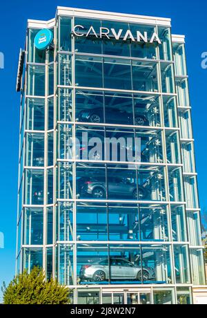 Carvana auto distributore automatico torre di vetro pieno di veicoli da raccogliere con marchio e logo e cielo blu chiaro in una luminosa giornata di sole a Charlotte. Foto Stock