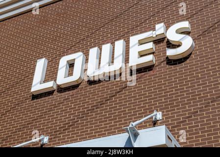 Esterno, facciata 'Lowes' marchio e logo in tridimensionale, lettere bianche contro mattoni marrone edificio in luce solare brillante. Foto Stock