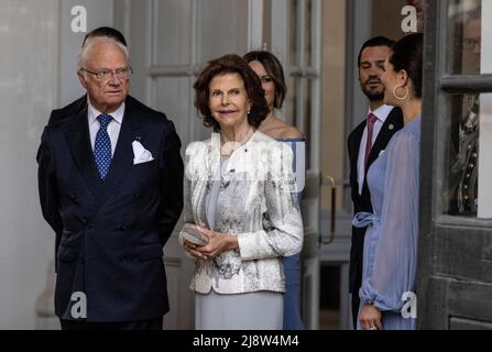 Da sinistra: Il principe svedese Daniele, il re Carl Gustaf, la regina Silvia, la principessa Sofia, il principe Carl Filippo e la principessa Vittoria dicono Arrivederci al presidente della Finlandia Sauli Niinistö e la moglie Jenni Haukio dopo una cerimonia di congedo al Palazzo reale di Stoccolma, Svezia, mercoledì 18 maggio 2022. Foto Christine Olsson / TT / code 10430 Foto Stock