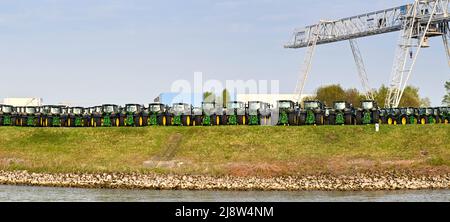 Mannheim, Germania - Aprile 2022: Vista panoramica di file di nuovi trattori agricoli parcheggiati in un deposito alla periferia di Mannheim Foto Stock