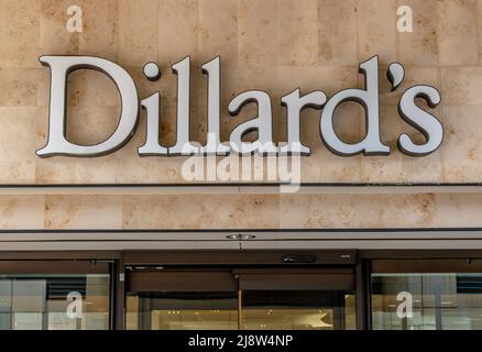 Il centro commerciale al coperto ha una facciata e una segnaletica di marca per i grandi magazzini 'Dillard's' di fascia alta al Southpark Mall di Charlotte, North Carolina. Foto Stock