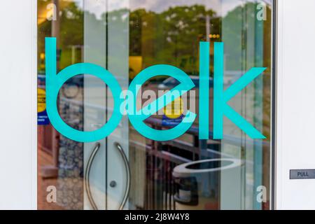 Finestra esterna in vetro 'Belk' per esterni, marchio e logo sulle porte d'ingresso in lettere luminose con riflessi in luce soffusa al Southpark Mall. Foto Stock