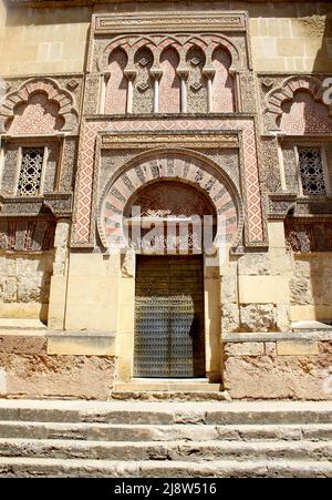 Le mura esterne e le porte della Mezquita islamica a Cordoba Foto Stock