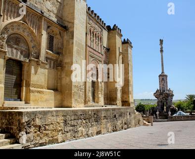 Le mura esterne e le porte della Mezquita islamica a Cordoba Foto Stock