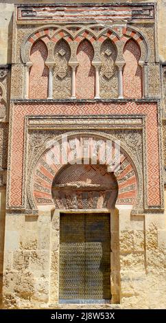 Le mura esterne e le porte della Mezquita islamica a Cordoba Foto Stock