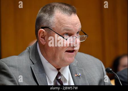 Washington, Stati Uniti. 17th maggio 2022. Il senatore degli Stati Uniti Jon Tester, presidente della sottocommissione degli stanziamenti del Senato sulla difesa, emette i commenti di apertura durante un'audizione sul bilancio dell'anno fiscale 2023 per l'aviazione militare su Capitol Hill, 17 maggio 2022 a Washington, DC Credit: Eric Dietrich/U.S. Air Force/Alamy Live News Foto Stock