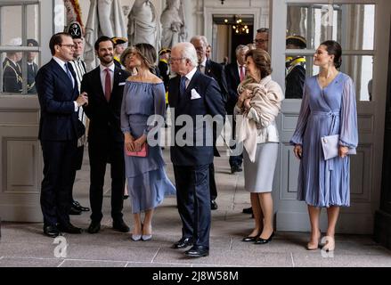 Da sinistra: Il principe svedese Daniele, il principe Carl Filippo, la principessa Sofia, il re Carl Gustaf, la regina Silvia e la principessa Vittoria dicono Arrivederci al presidente della Finlandia Sauli Niinistö e la moglie Jenni Haukio dopo una cerimonia di congedo al Palazzo reale di Stoccolma, Svezia, mercoledì 18 maggio 2022. Foto Christine Olsson / TT / code 10430 Foto Stock