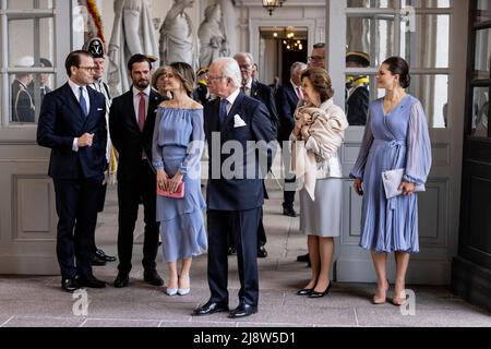 Da sinistra: Il principe svedese Daniele, il principe Carl Filippo, la principessa Sofia, il re Carl Gustaf, la regina Silvia e la principessa Vittoria dicono Arrivederci al presidente della Finlandia Sauli Niinistö e la moglie Jenni Haukio dopo una cerimonia di congedo al Palazzo reale di Stoccolma, Svezia, mercoledì 18 maggio 2022. Foto Christine Olsson / TT / code 10430 Foto Stock