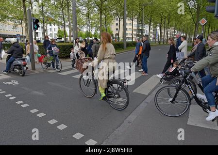 Le persone che girano in bicicletta per Anversa, Belgio, si trovano su piste ciclabili, dove il ciclismo è un'attività quotidiana per gli spostamenti, lo shopping e il tempo libero. Foto Stock