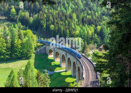 Breitenstein: Semmeringbahn (Ferrovia di Semmering), viadotto Adlitzgraben-Viadukt, treno ferroviario delle Ferrovie ceche a Wiener Alpen, Alpi, Niederösterreich Foto Stock