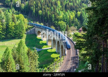 Breitenstein: Semmeringbahn (Ferrovia di Semmering), viadotto Adlitzgraben-Viadukt, treno ferroviario delle Ferrovie ceche a Wiener Alpen, Alpi, Niederösterreich Foto Stock