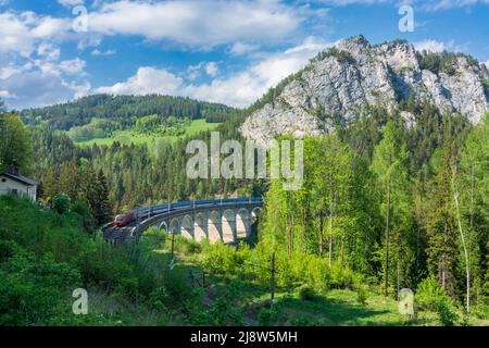 Breitenstein: Semmeringbahn (Ferrovia di Semmering), viadotto Kalte-Rinne-Viadukt, treno ferroviario delle Ferrovie ceche, parete rocciosa Polleroswand a Wiener Alpen Foto Stock