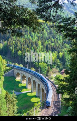 Breitenstein: Semmeringbahn (Ferrovia di Semmering), viadotto Adlitzgraben-Viadukt, treno ferroviario delle Ferrovie ceche a Wiener Alpen, Alpi, Niederösterreich Foto Stock