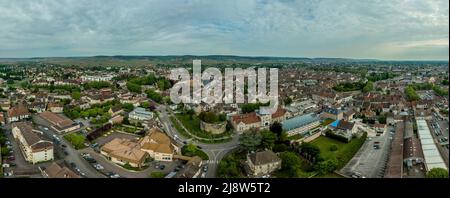 Vista aerea del centro storico di Beaune murato, capitale del vino della Borgogna con merlamenti, bastioni, Beffroi torre dell'orologio collegiata chiesa di Notre Dame Foto Stock