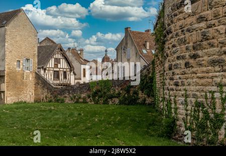 Vista aerea del centro storico di Beaune murato, capitale del vino della Borgogna con merlamenti, bastioni, Beffroi torre dell'orologio collegiata chiesa di Notre Dame Foto Stock